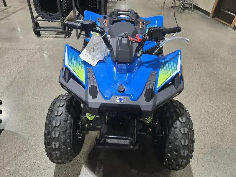 2025 Polaris OUTLAW 70 EFI VELOCITY BLUE AND LIFTED LIME Image 6
