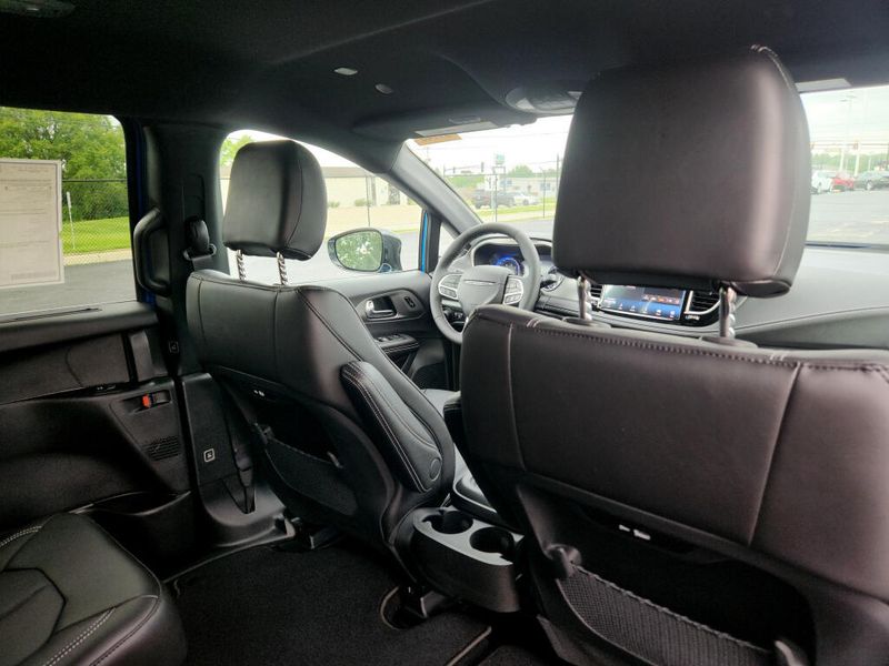New 2027 Chrysler Pacifica Select