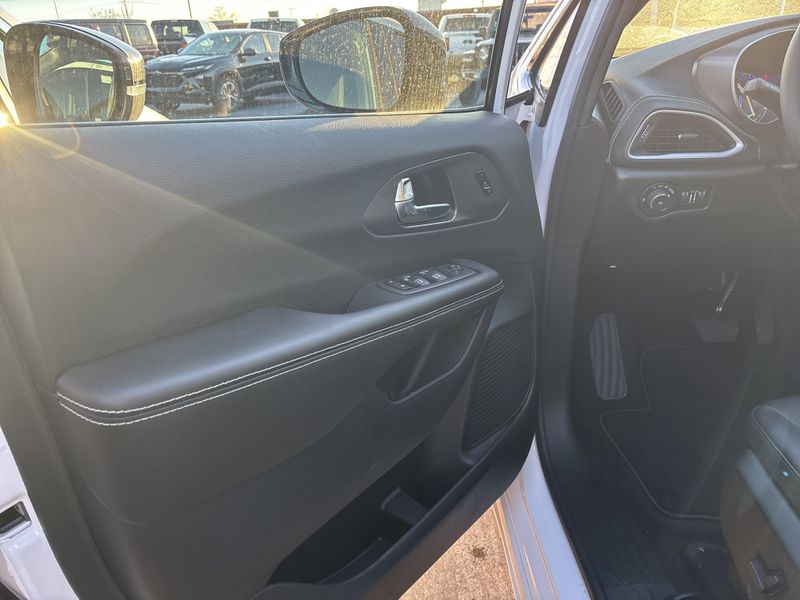 New 2026 Chrysler Pacifica SelectImage 20