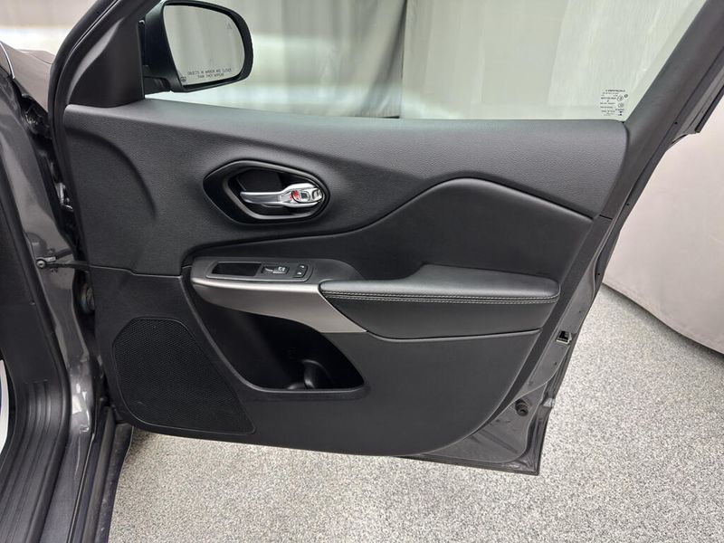 Used 2022 Jeep Cherokee Latitude LuxImage 17