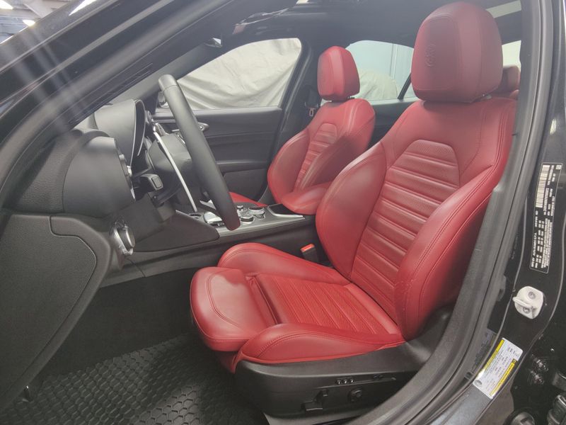 Used 2022 Alfa Romeo Giulia Veloce AWD w/Sunroof/NavImage 15