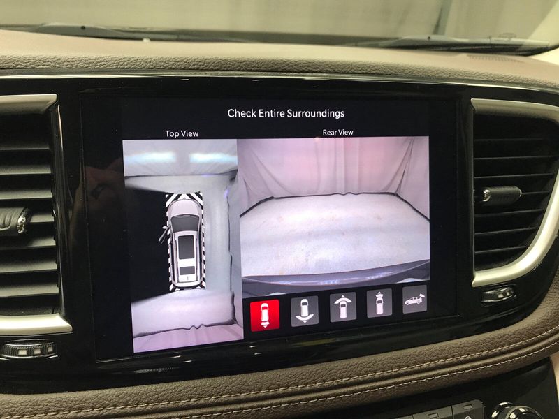 Used 2021 Chrysler Pacifica Touring LImage 13