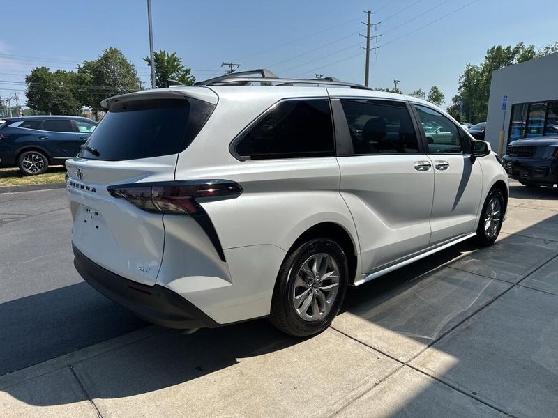 2025 Toyota Sienna XLEImage 5