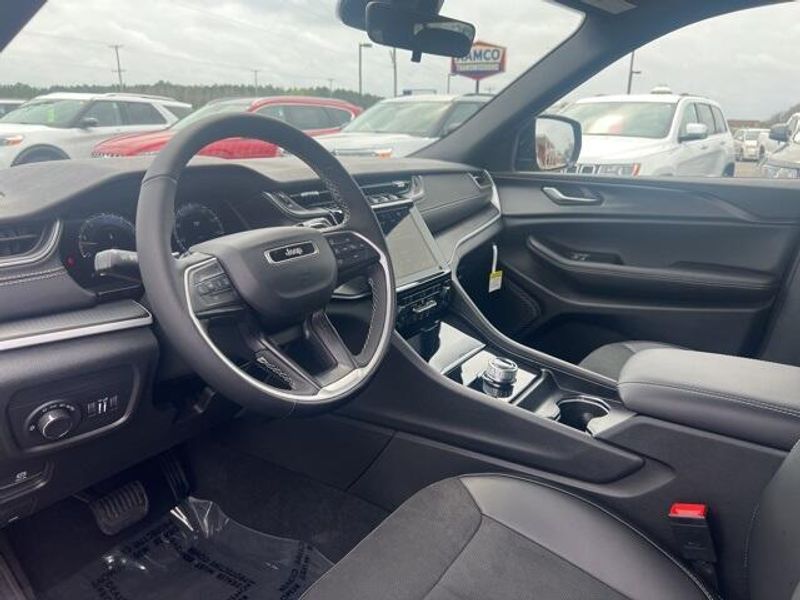 2025 Jeep Grand Cherokee L Altitude X 4x4Image 9