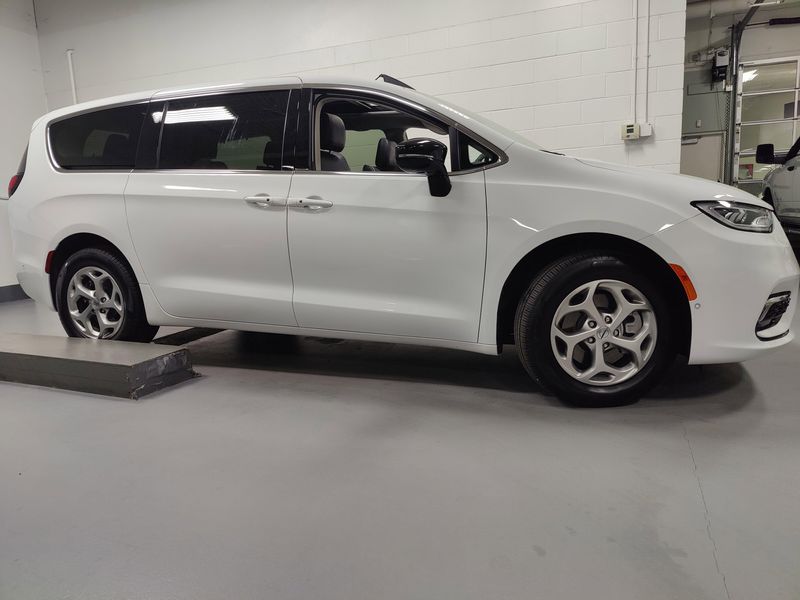 2024 Chrysler Pacifica Limited AWD w/Safety SphereImage 3
