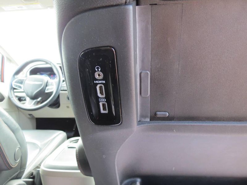 Used 2020 Chrysler Pacifica Touring L Plus 4dr Mini VanImage 34