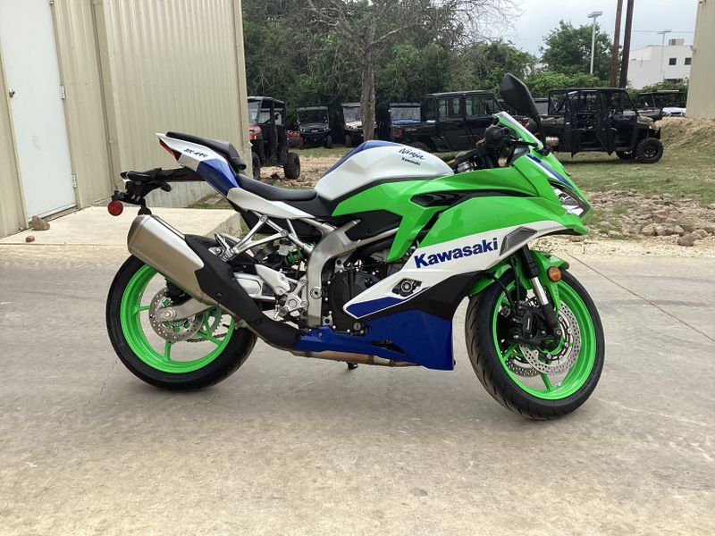 2024 KAWASAKI NINJA ZX4RR 40TH ANNIVERSARY EDITION ABS LIME GREEN AND PEARL CRYSTAL WHITE AND BLUEImage 3