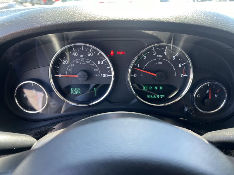 Used 2018 Jeep Wrangler JK SaharaImage 9