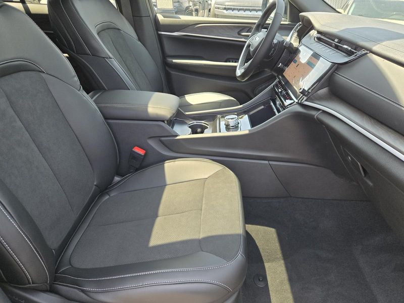 New 2026 Jeep Grand Cherokee Laredo Altitude 4x2