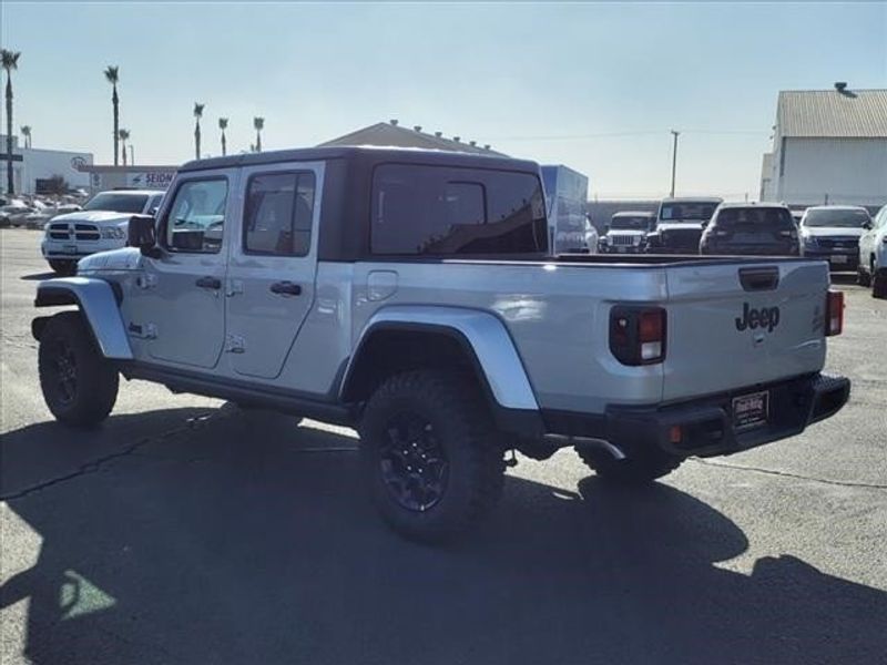 2023 Jeep Gladiator Willys 4x4 in a Silver Zynith Clear Coat exterior color and Blackinterior. Perris Valley Chrysler Dodge Jeep Ram 951-355-1970 perrisvalleydodgejeepchrysler.com 