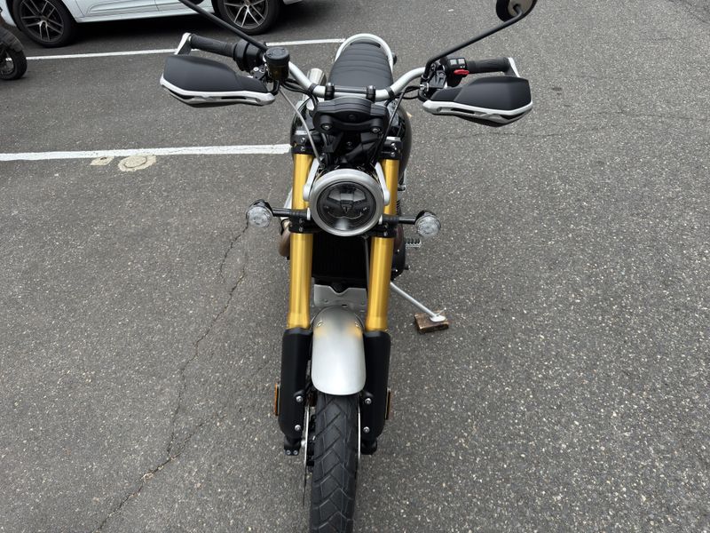2025 Triumph Scrambler 1200 XE - SAPPHIRE BLACK 