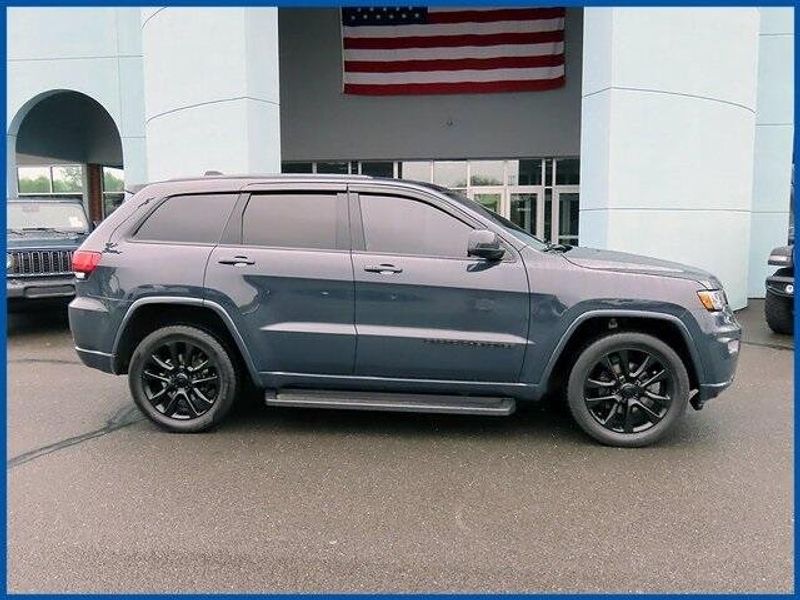 2017 Jeep Grand Cherokee AltitudeImage 2