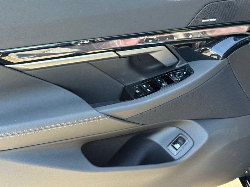New 2027 BMW 5 Series 530i xDriveImage 16