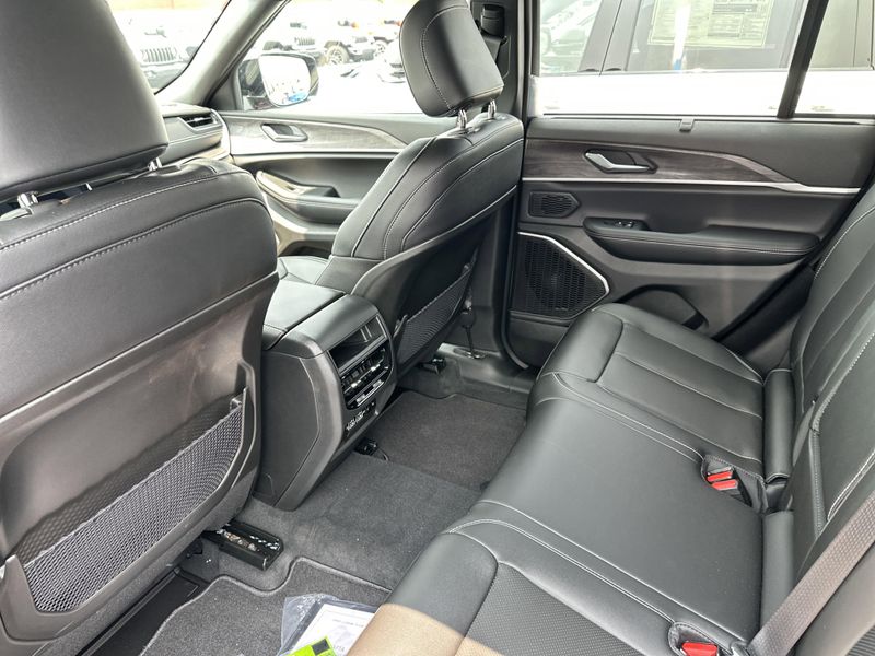 New 2025 Jeep Grand Cherokee Limited 4x4Image 16