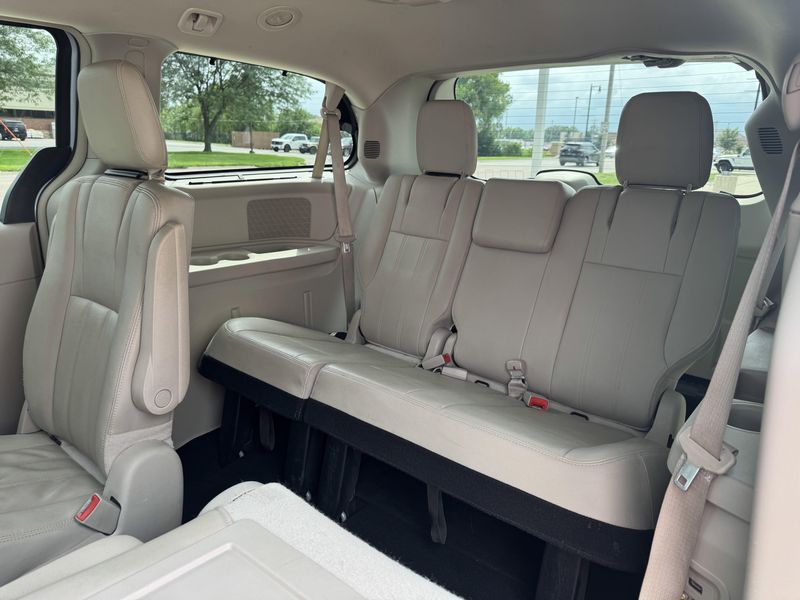 Used 2016 Chrysler Town & Country TouringImage 12