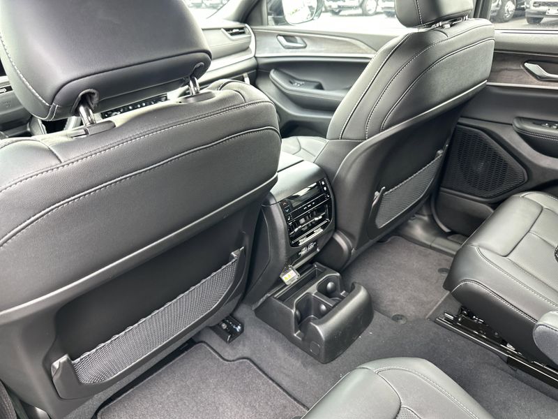 New 2025 Jeep Grand Cherokee L Limited 4x4Image 16