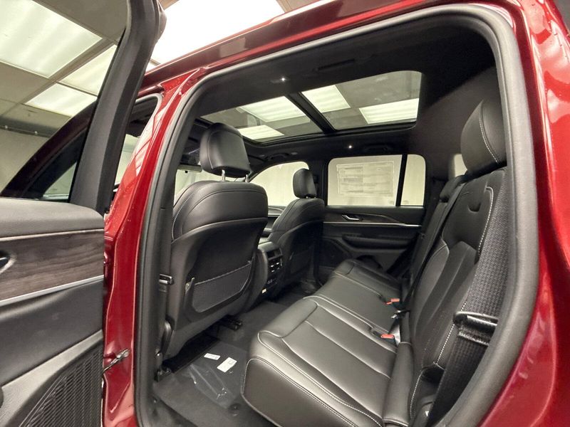 New 2025 Jeep Grand Cherokee Limited 4x4Image 18