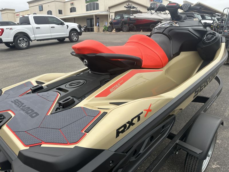 2025 SEADOO RXTX 325 WITH SOUND SYSTEM METALLIC TAN AND LAVA RED Image 4