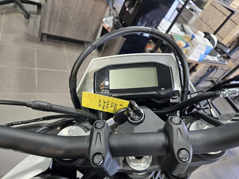New 2025 Suzuki DRZ4SM SOLID SPECIAL WHITE NO 2 Image 8