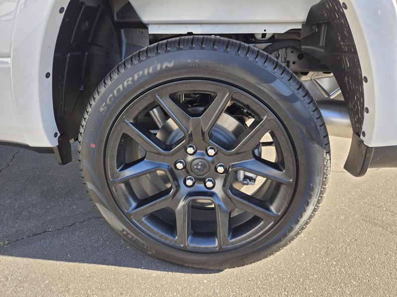 New 2026 RAM 1500 Laramie Crew Cab 4x2 5'7' Box