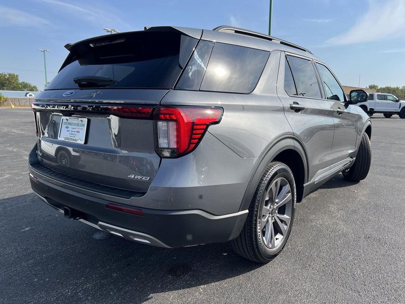 2025 Ford Explorer photo 4