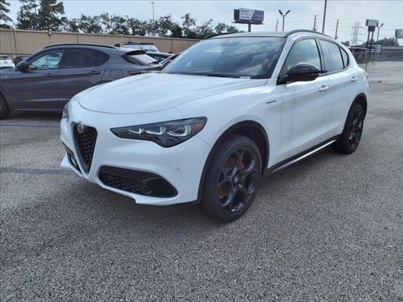 2024 Alfa Romeo Stelvio Veloce AwdImage 2