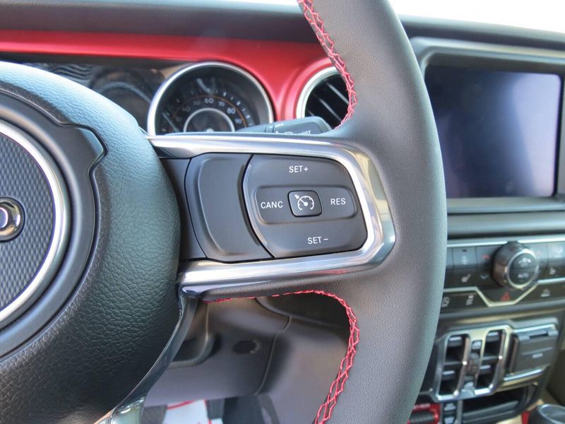 2023 Jeep Gladiator Rubicon 4x4 4dr Crew Cab 5.0 ft. SBImage 16