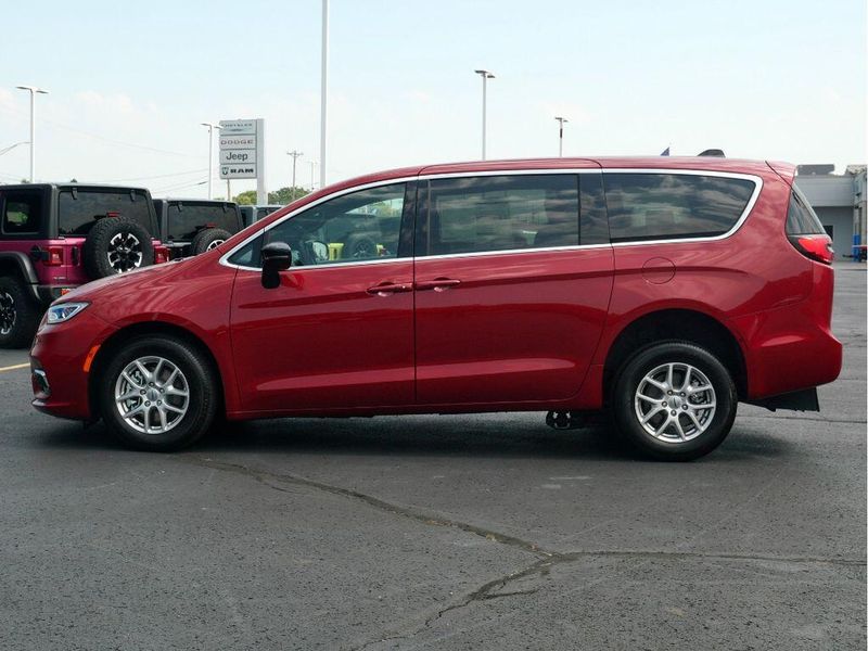 2024 Chrysler Pacifica TouringImage 9