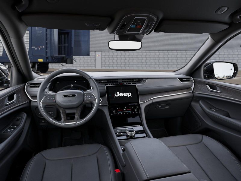New 2025 Jeep Grand Cherokee Limited 4x4Image 9