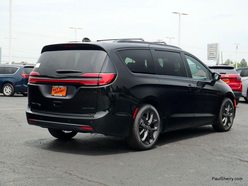 2025 Chrysler Pacifica LimitedImage 13