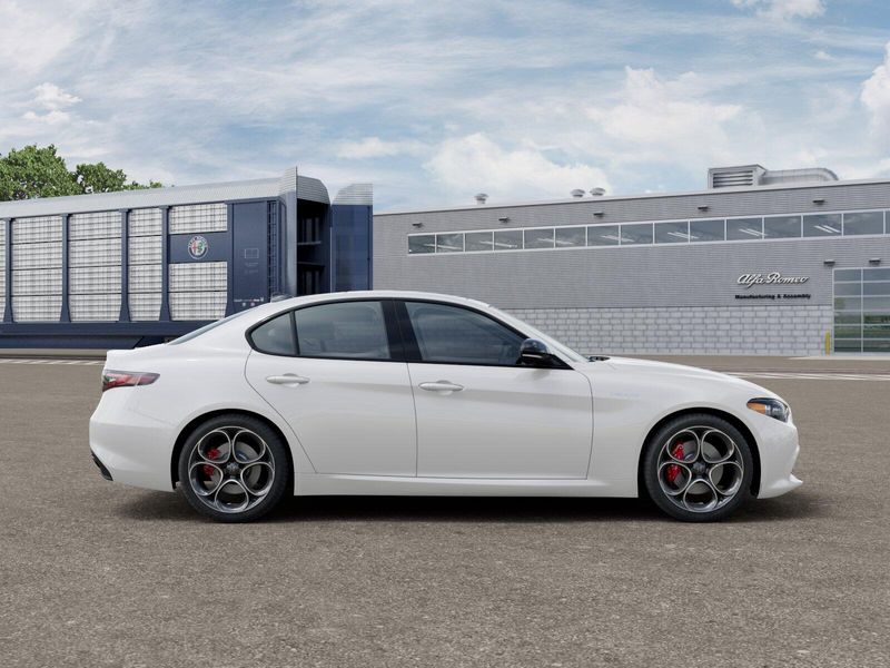 New 2026 Alfa Romeo Giulia AwdImage 12