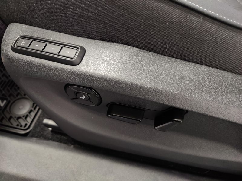 Used 2025 Volkswagen Tiguan SEL R-Line AWD w/Sunroof/NavImage 19