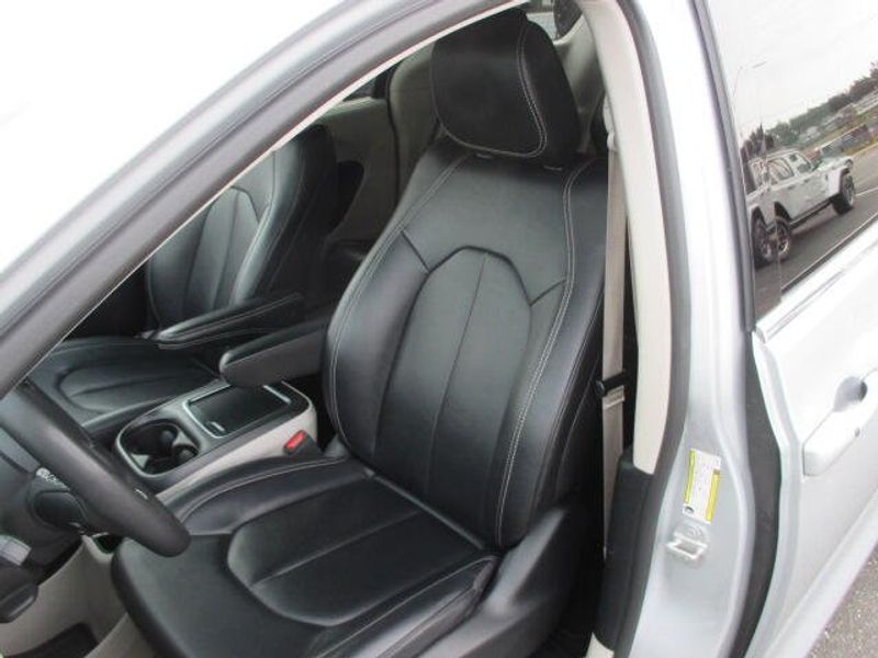 Used 2024 Chrysler Pacifica Touring LImage 14