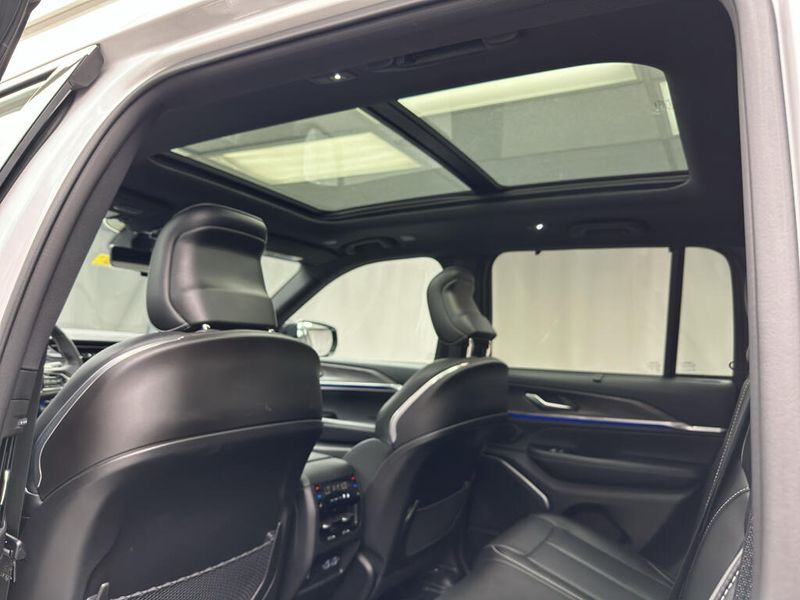 Used 2023 Jeep Grand Cherokee OverlandImage 14