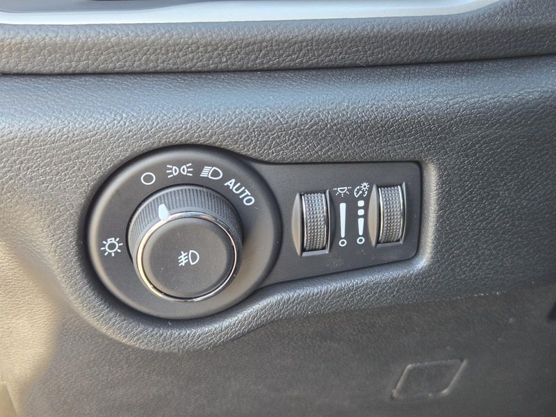 New 2026 Chrysler Pacifica Select FWD