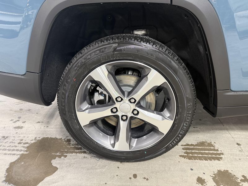 New 2026 Jeep Grand Cherokee L Limited 4x4Image 11