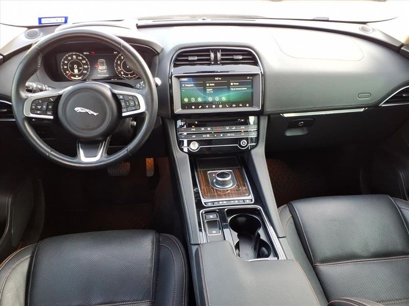 Used 2020 Jaguar F-PACE 25t PrestigeImage 4