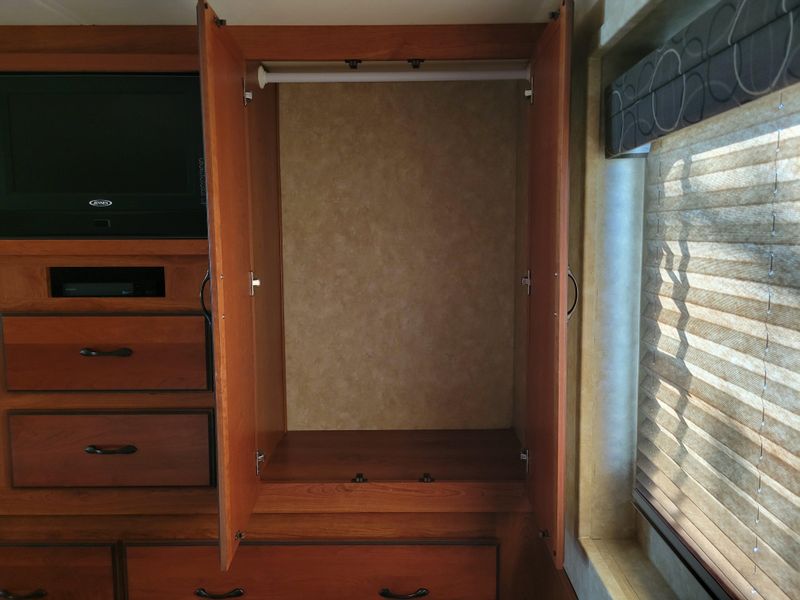 Used 2011 COACHMAN BY FOREST R ENCOUNTER 37-TZ Image 27
