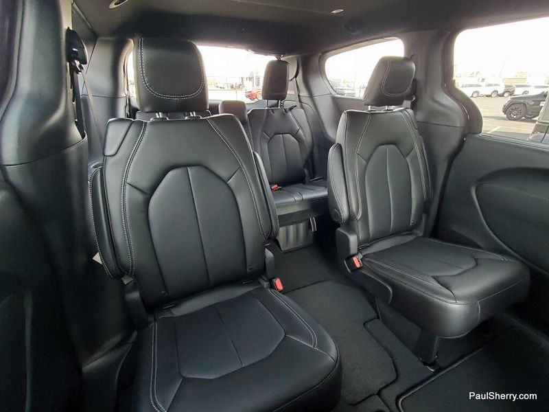 New 2026 Chrysler Pacifica Select