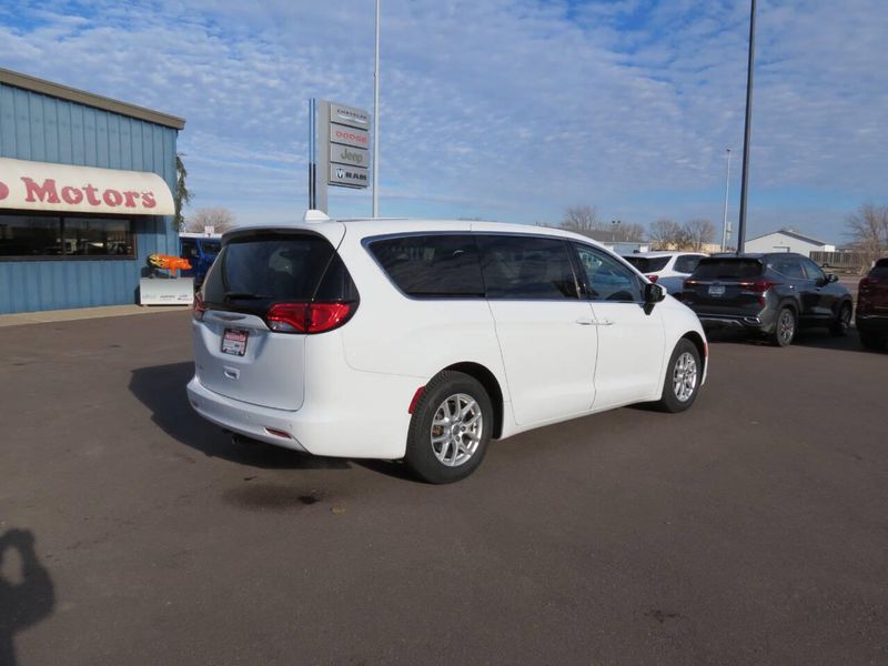 2018 Chrysler Pacifica Touring 4dr Mini VanImage 3