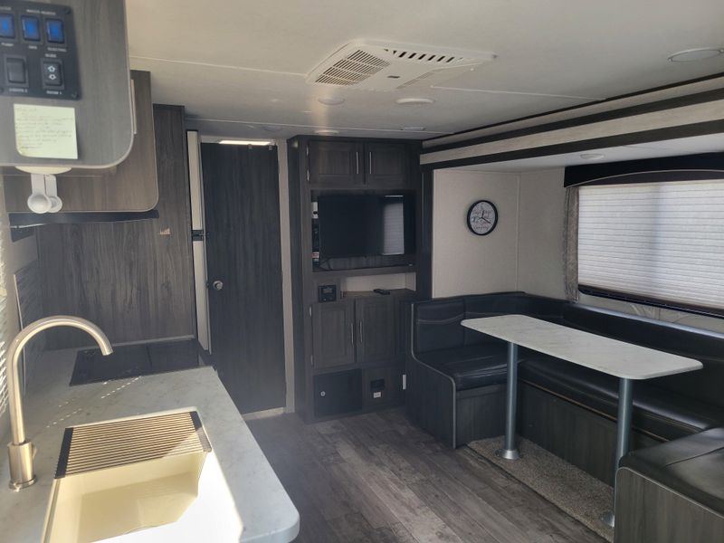 Used 2021 FOREST RIVER Shasta Image 8