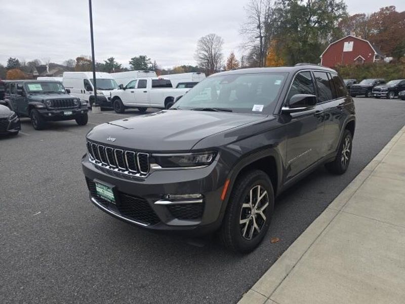 2025 Jeep Grand Cherokee Limited photo 3