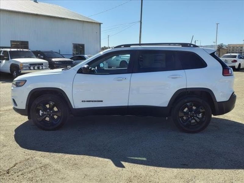 2023 Jeep Cherokee Altitude Lux 4x4 in a Bright White Clear Coat exterior color and Blackinterior. Perris Valley Chrysler Dodge Jeep Ram 951-355-1970 perrisvalleydodgejeepchrysler.com 