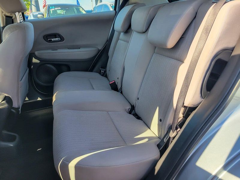 2017 Honda HR-V LX photo 11