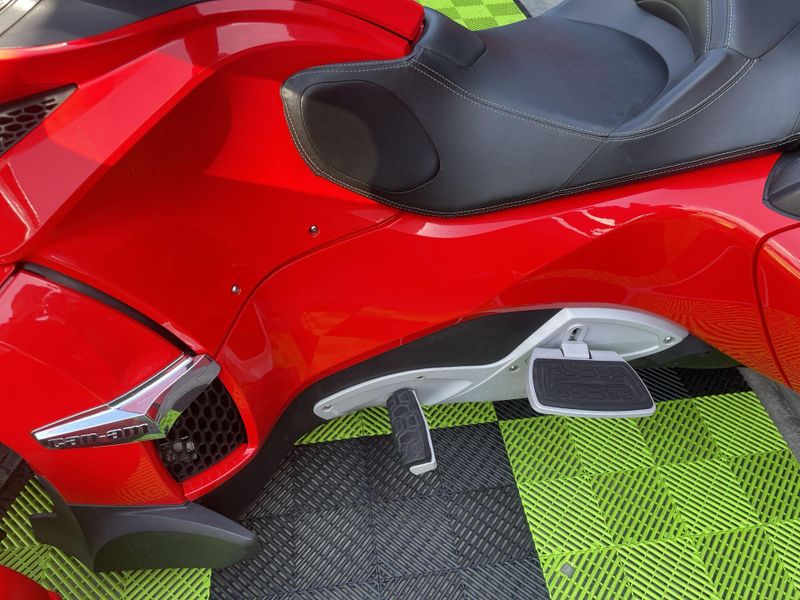 Used 2012 Can-Am RD SPYDER RT-S 991 Image 16