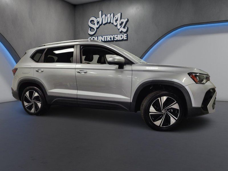 Used 2025 Volkswagen Taos SE 4-Motion AWDImage 3