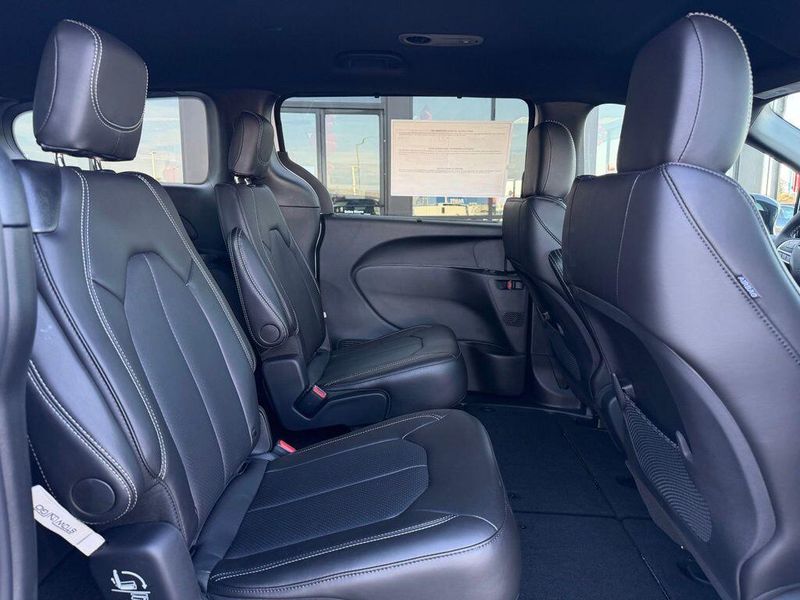 New 2027 Chrysler Pacifica LXImage 16