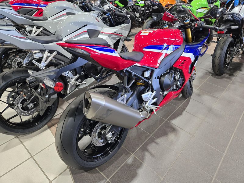 NEW 2025 HONDA CBR1000RR R FIREBLADE SP Image 6