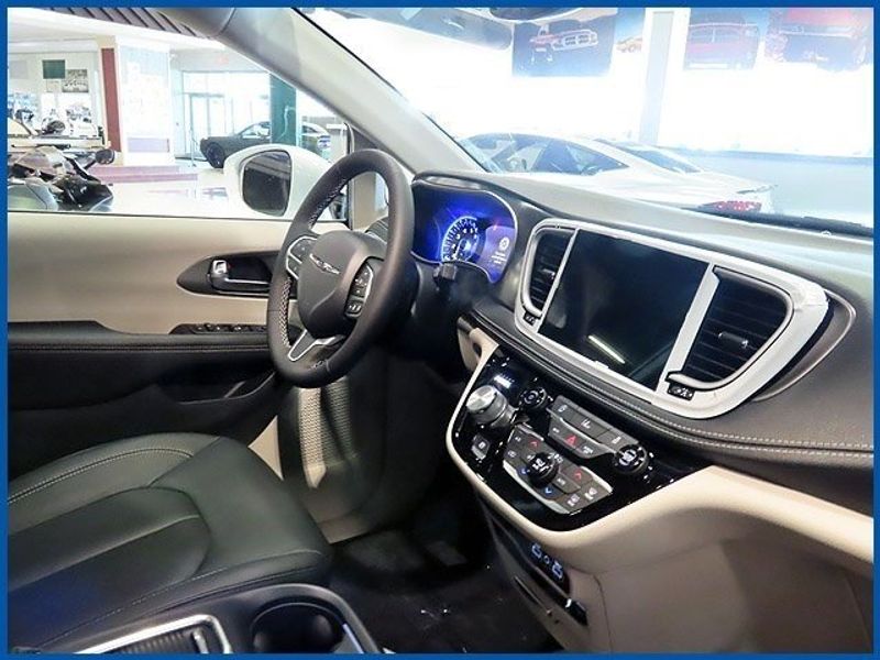 2022 Chrysler Pacifica Touring LImage 6