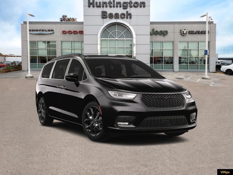 2023 Chrysler Pacifica Limited AWDImage 13